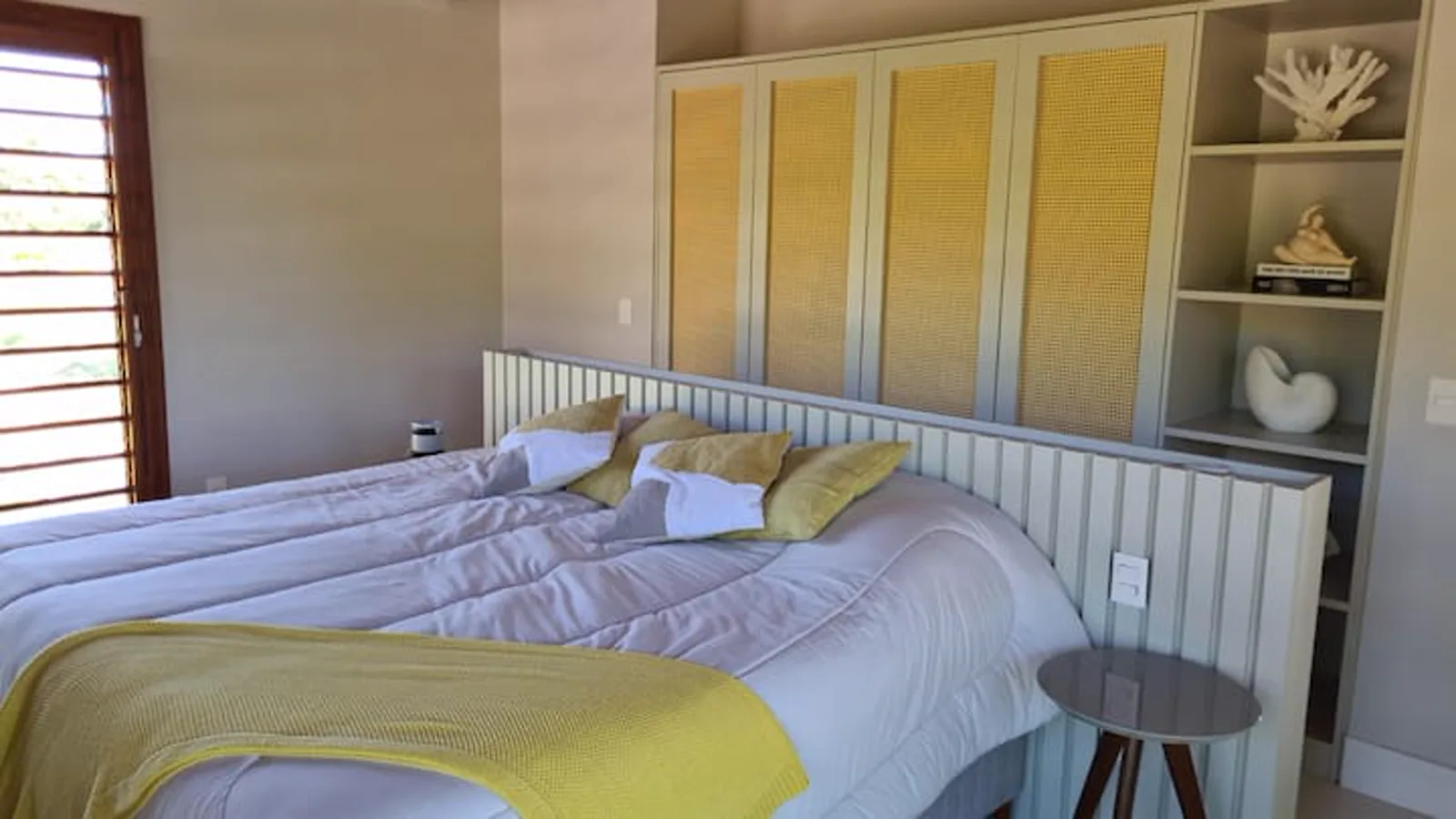 Suíte com roupa de cama de algodão e cortinas blackout